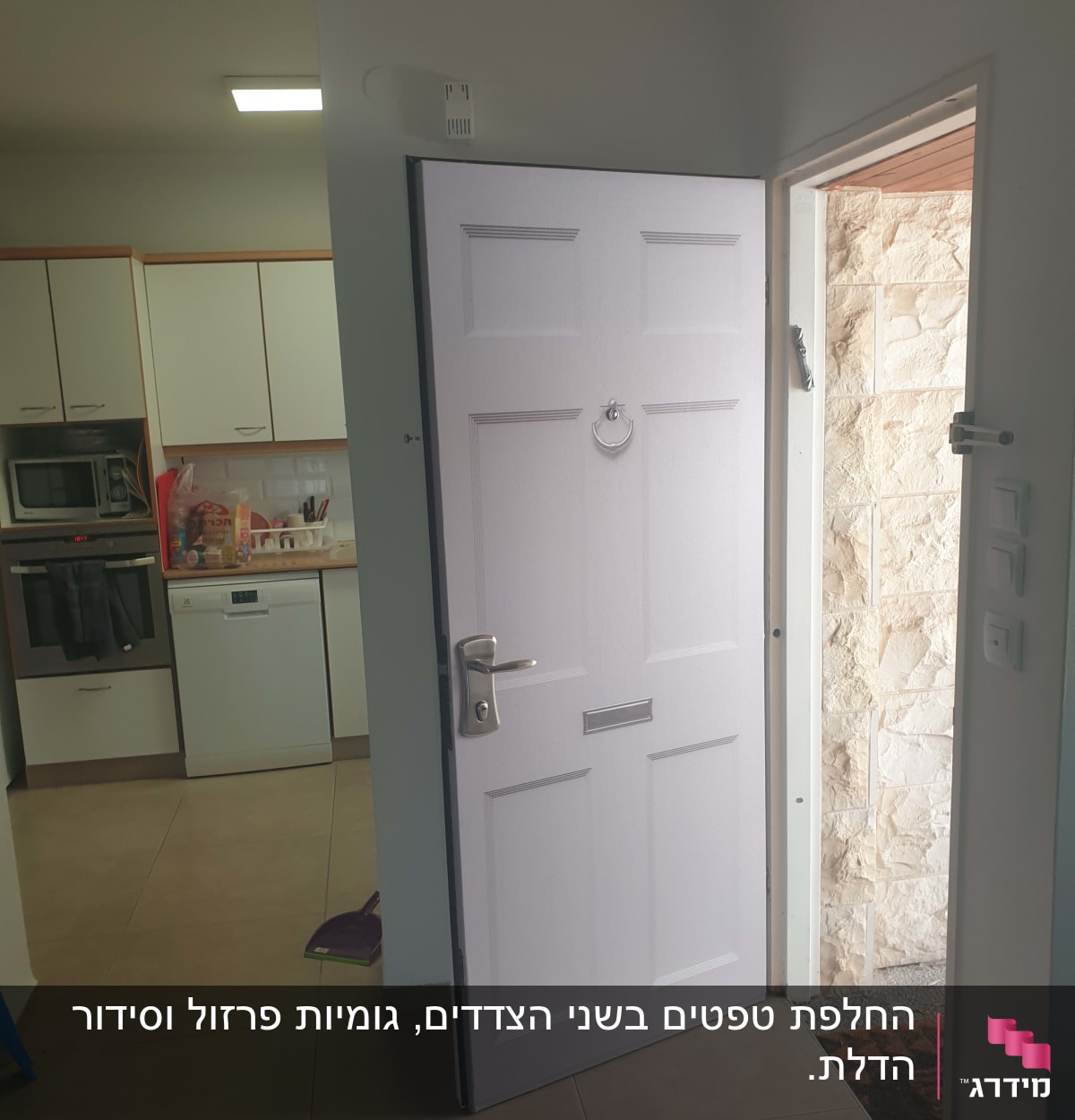 דלת פתוחה עם ציפוי חדש בצבע בהיר